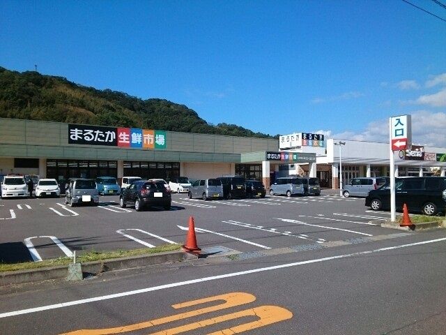 近くのまるたか生鮮市場多良見店まで620m（徒歩8分）