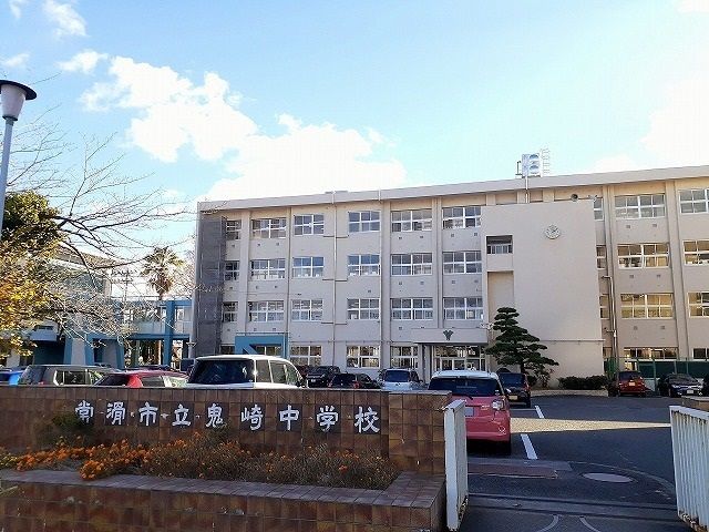 近くの鬼崎中学校まで290m（徒歩4分）