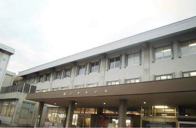 近くの花巻市役所まで900m（徒歩12分）