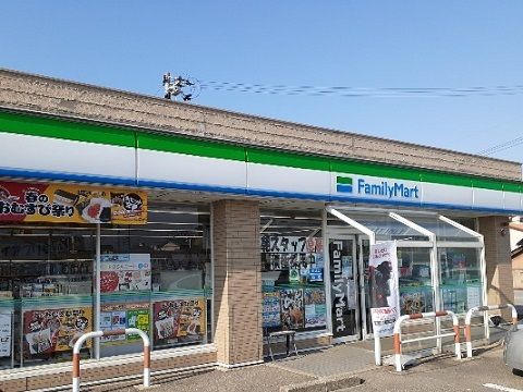 近くのファミリーマート富山向新庄店まで900m（徒歩12分）