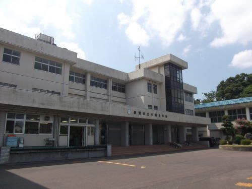 近くの中郷小学校まで600m(徒歩8分)