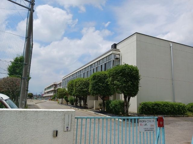 近くの上里町立上里中学校まで1,390m(徒歩18分)
