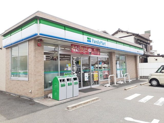 近くのファミリーマートまで750m(徒歩10分)
