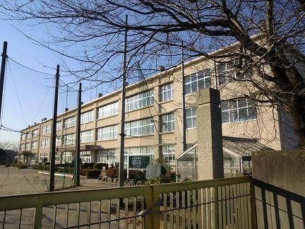 近くの酒門小学校まで650m(徒歩9分)