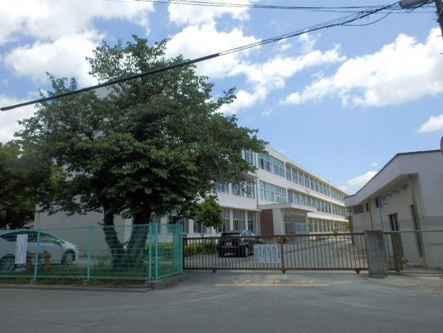 近くの浜松市立曳馬小学校まで1,500m（徒歩19分）
