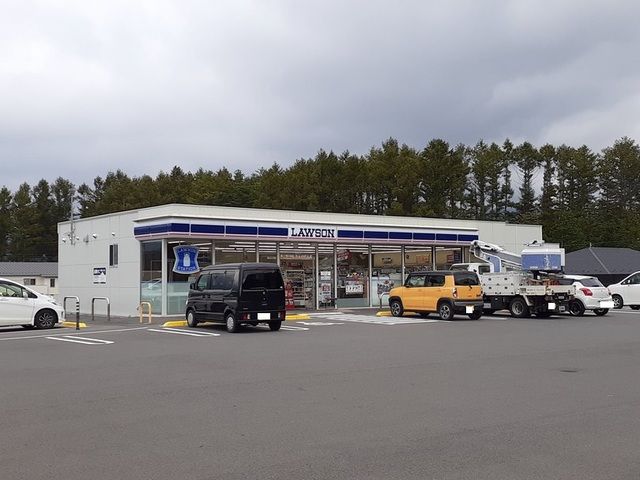 近くのローソン富士河口湖小立店まで500m（徒歩7分）