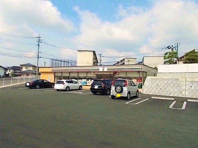 近くのセブンイレブン熊本高平店まで950m(徒歩12分)