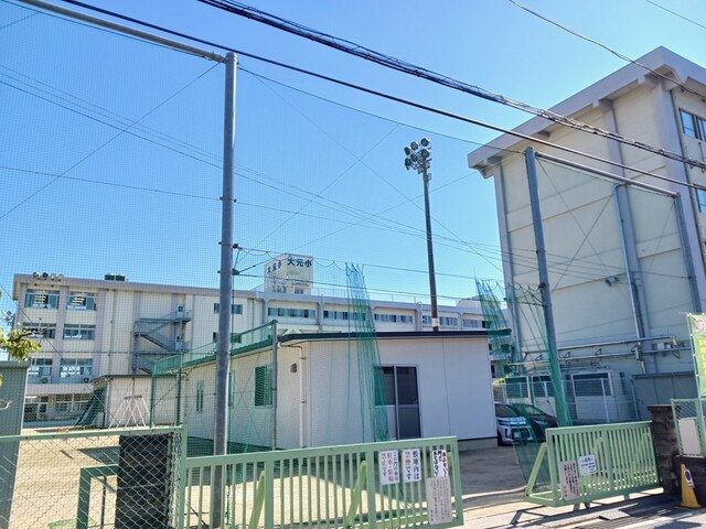 近くの大元小学校まで950m(徒歩12分)