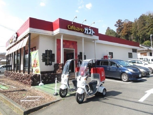 近くのガストまで750m（徒歩10分）