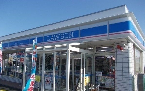 近くのローソン三沢下久保店まで600m（徒歩8分）