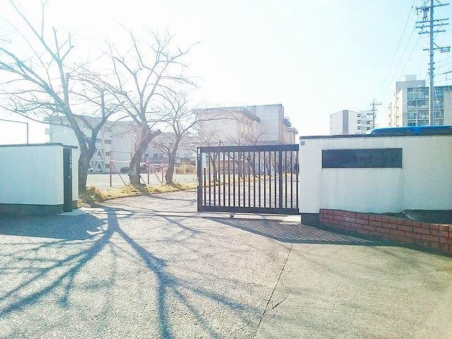 近くの稲沢市立　高御堂小学校まで650m（徒歩9分）