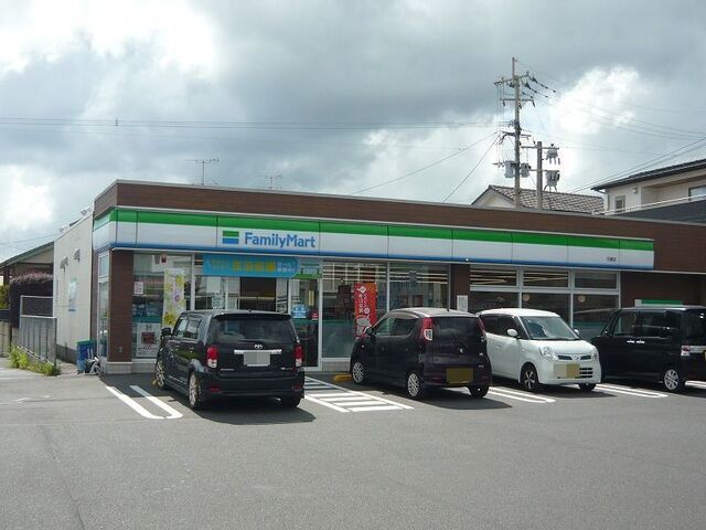近くのファミリーマート花棚店まで520m（徒歩7分）