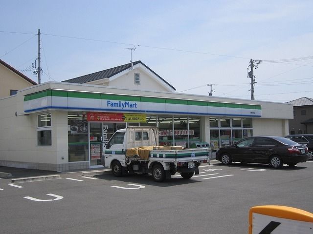 近くのファミリーマート静岡大谷店まで200m（徒歩3分）