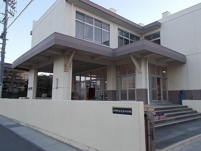 近くの静岡市立大谷小学校まで750m（徒歩10分）