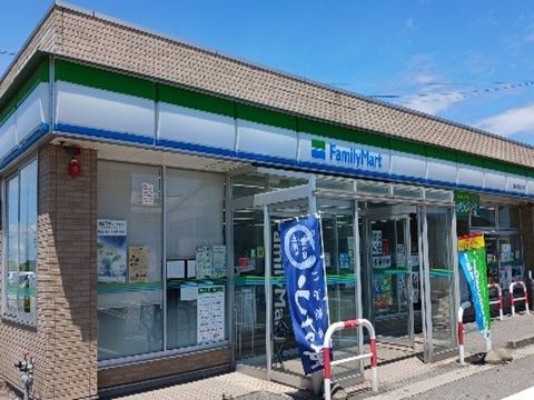 近くのファミリーマート富山新庄本町まで600m（徒歩8分）