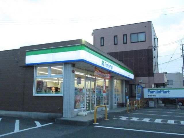 近くのファミリーマート 金谷東町店まで450m(徒歩6分)