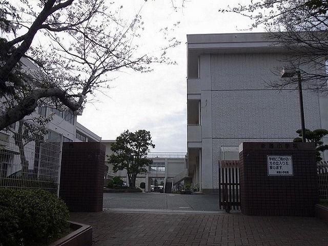 近くの湖西市立新居小学校まで950m(徒歩12分)