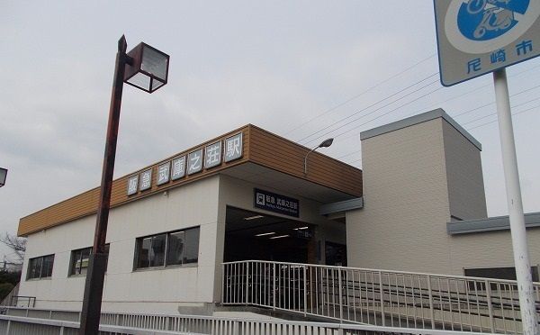近くの阪急神戸線武庫之荘駅まで1,460m（徒歩19分）