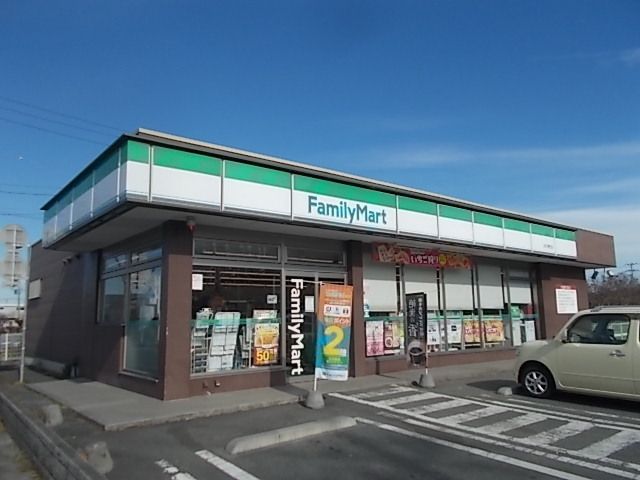 近くのファミリーマート酒門店まで1,100m（徒歩14分）