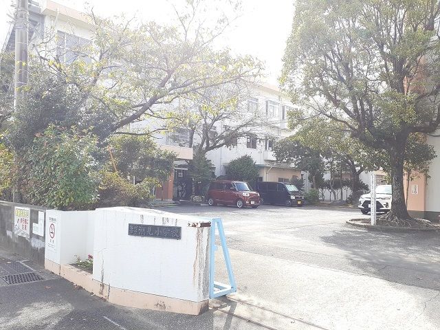 近くの宮崎市立潮見小学校まで160m（徒歩2分）