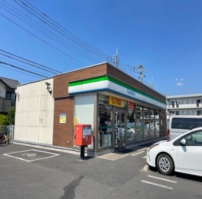 近くのファミリーマートまで750m(徒歩10分)
