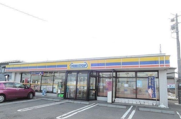 近くのミニストップ八戸ニュータウン店まで1,100m(徒歩14分)