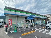 近くのファミリーマート牟礼店さんまで240m（徒歩3分）
