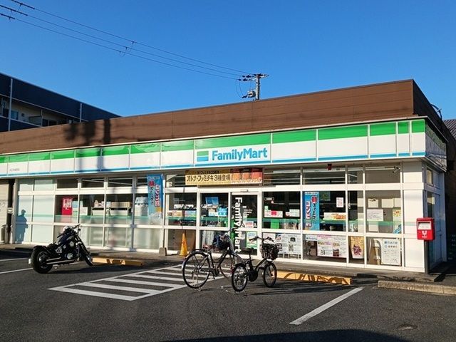 近くのファミリーマート水口本綾野店まで1,300m（徒歩17分）