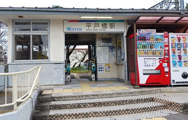 近くの名鉄平戸橋駅まで700m（徒歩9分）
