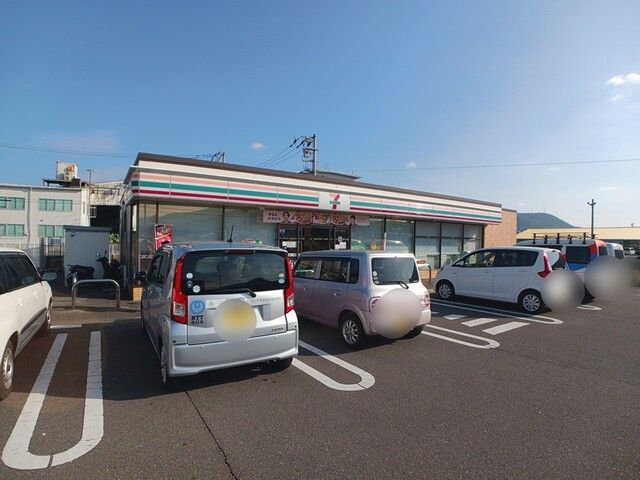 近くのセブンイレブン香川労働基準会館まで900m（徒歩12分）