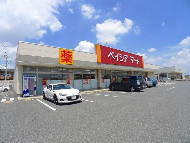 近くのベイシアマート太田富沢店まで750m(徒歩10分)