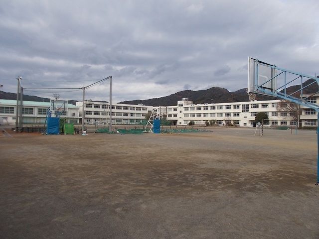 近くの静岡市立服織中学校まで220m（徒歩3分）