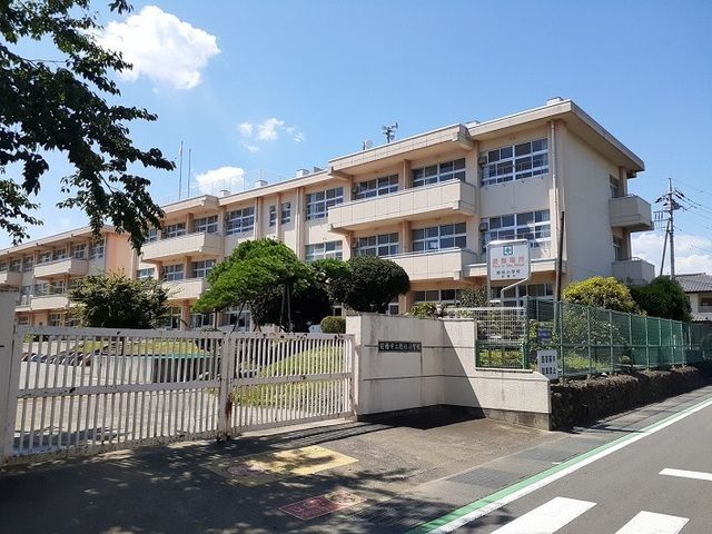 近くの前橋市立総社小学校まで800m（徒歩10分）