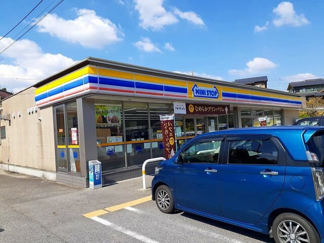 近くのミニストップ 細川町店まで400m（徒歩5分）