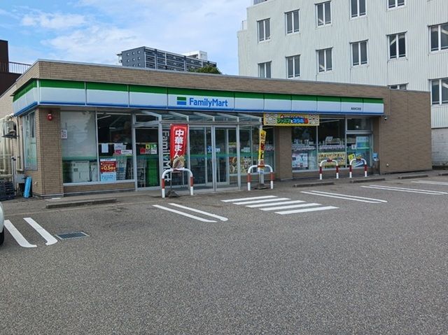 近くのファミリーマート高岡末広町店まで350m（徒歩5分）