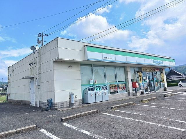 近くのファミリーマートまで348m（徒歩5分）