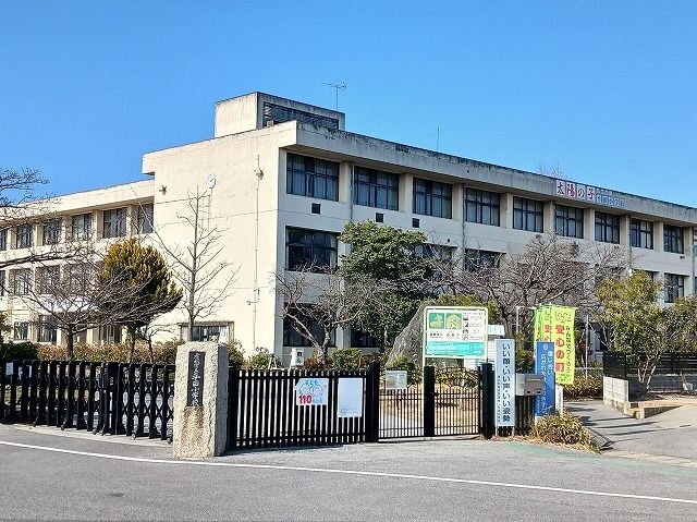 近くの平田小学校まで550m(徒歩7分)