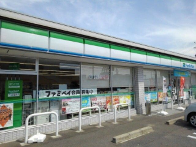 近くのファミリーマート長野松岡店まで650m（徒歩9分）