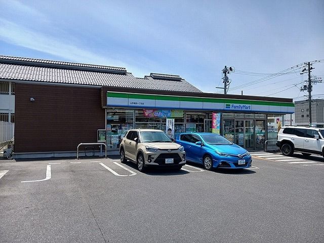近くのファミリーマート篭田1丁目店まで350m（徒歩5分）