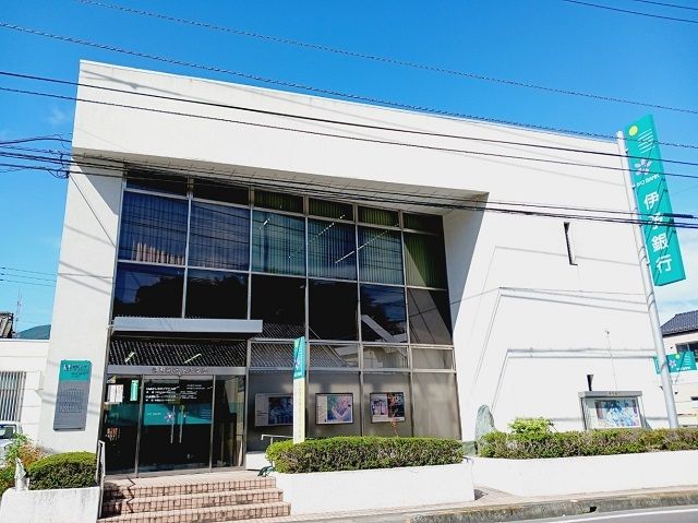 近くの伊予銀行大洲支店様まで2,200m（徒歩28分）