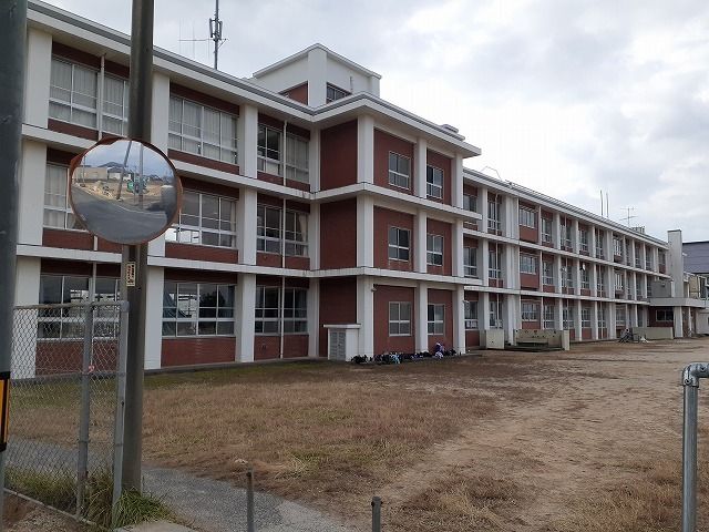 近くの鳥取市立浜村小学校まで1,100m(徒歩14分)