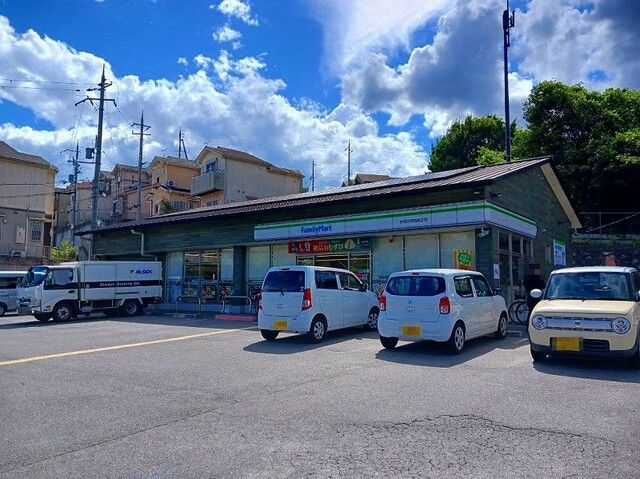 近くのファミリーマート 伏見日野西風まで700m(徒歩9分)