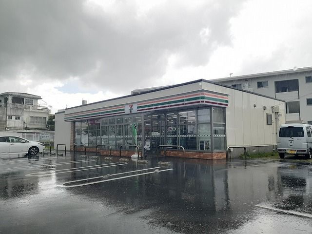 近くのセブンイレブン読谷大湾店まで500m(徒歩7分)