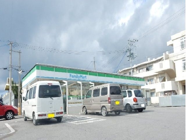 近くのファミリーマート読谷古堅店まで700m(徒歩9分)