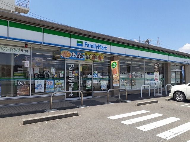 近くのファミリーマート茜部菱野店まで300m(徒歩4分)