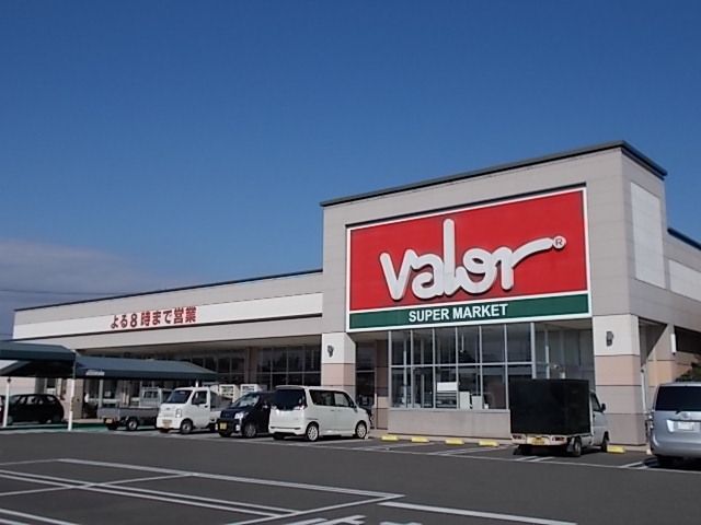 近くのスーパーバロー茜部本郷店まで700m(徒歩9分)