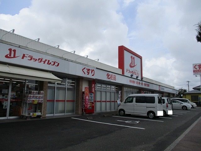 近くのドラックイレブン小松店まで500m（徒歩7分）