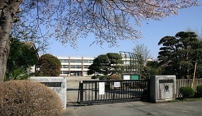 近くの茨城町立長岡小学校まで1,300m（徒歩17分）