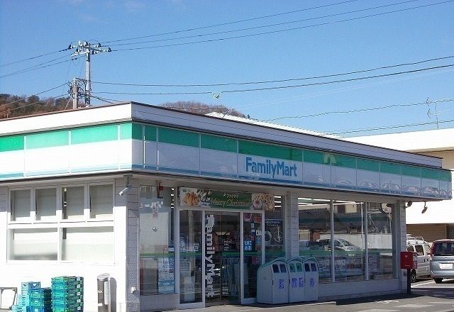 近くのファミリーマート沼津西間門店まで260m（徒歩4分）