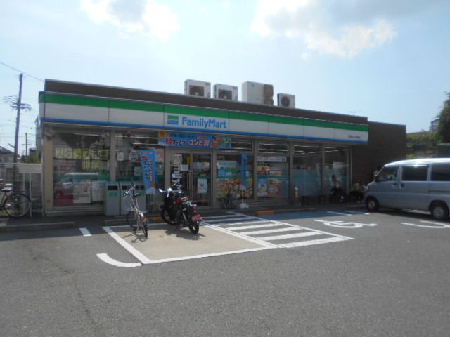 近くのファミリーマート小松原店様まで400m（徒歩5分）
